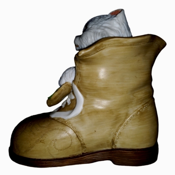 VINTAGE G G SANTIAGO CHRISTMAS COLLECTIBLE. A White Kitten in a Shoe! - Picture 2 of 12